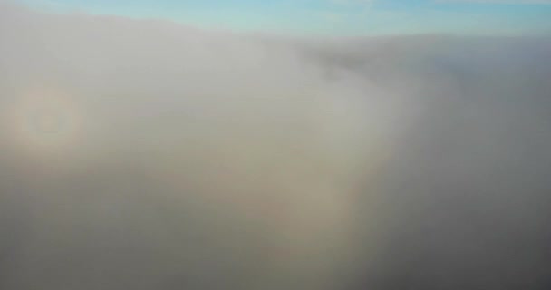 Disparo Aéreo Levantándose Través Las Nubes Para Revelar Cielo Azul — Vídeo de stock