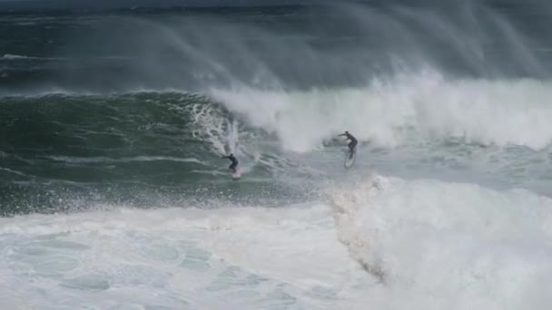 Surfistas Decolam Uma Onda Massiva — Vídeo de Stock