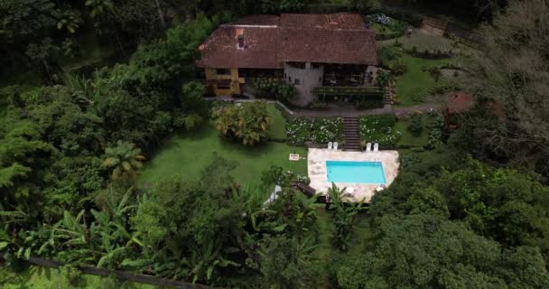 Discendente Approccio Aereo Lussureggiante Giardino Tropicale Verde Con Piscina Lato — Video Stock