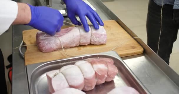 Visão Geral Chef Profissional Cordel Amarrando Sobre Lombo Porco Antes — Vídeo de Stock