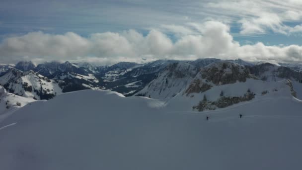 Aerial Two Skiers Snow Covered Slope Beautiful Mountainscape Background Drone — Stockvideo