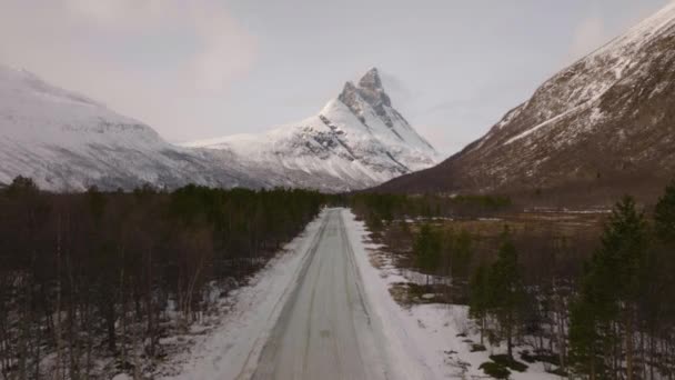 Backroad Οδηγεί Κατ Ευθείαν Κάτω Προς Χιονισμένο Otertinden Βουνό Εναέρια — Αρχείο Βίντεο