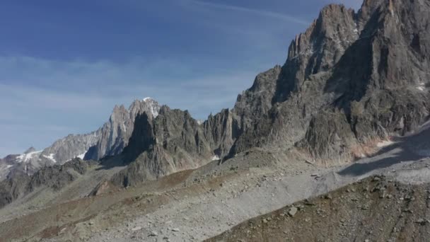 岩石山坡上方的低空飞行 — 图库视频影像