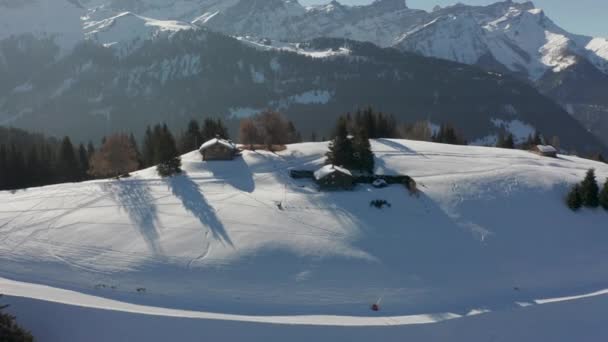 Antenne Von Hütten Schneebedeckter Berghütte — Stockvideo