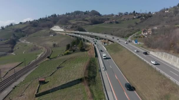 스위스 속도로 다리를 건너는 차량들 승객들 — 비디오