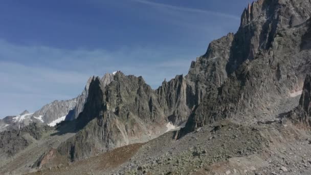 Volando Lentamente Sobre Ladera Rocosa Montaña — Vídeo de stock