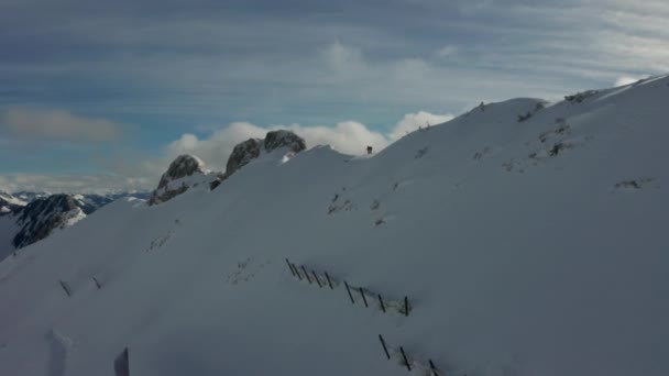 Drone Flying Two Skiers Preparing Snow Covered Slope Revealing Beautiful — Stockvideo