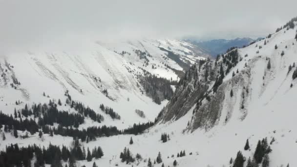 Luchtfoto Van Prachtige Bergen Vallei Bedekt Met Sneeuw — Stockvideo