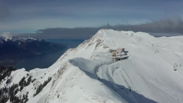 美しい雪に覆われた山のスキーリゾートの空中 — ストック動画