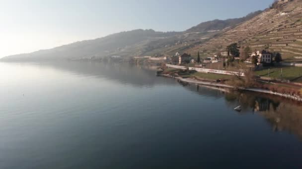 Aerial Jazdy Pociągu Obok Jeziora Piękne Miasteczko Szwajcarii Wsi — Wideo stockowe