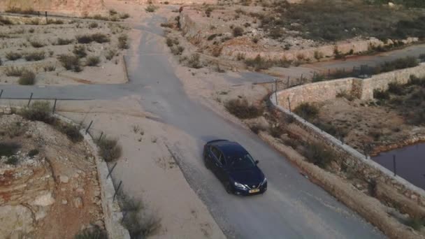 Carro Preto Dirigindo Estrada Asfalto Através Das Areias Deserto Céu — Vídeo de Stock