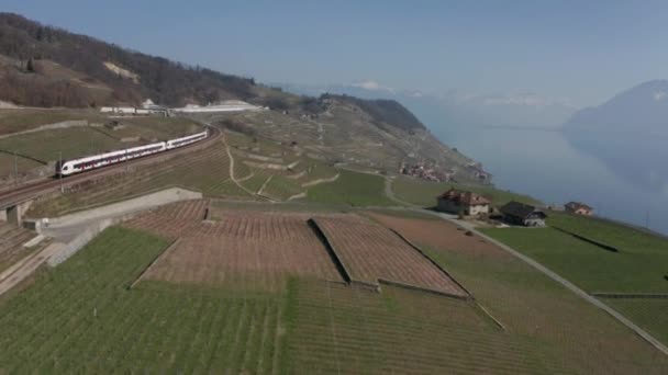 Aereo Bella Campagna Svizzera Con Treni Che Guidano Lontananza — Video Stock