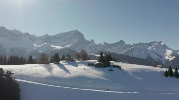 Dron Lecący Kierunku Kabin Pięknym Pokrytym Śniegiem Krajobrazie — Wideo stockowe