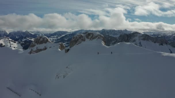 背景に美しい山の景色を背景に 雪の上に2人のスキーヤーの空中 — ストック動画