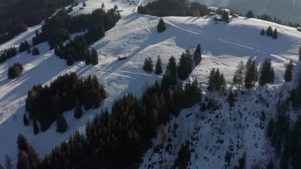 Antenne Der Hütten Auf Dem Gipfel Des Schneebedeckten Berges — Stockvideo