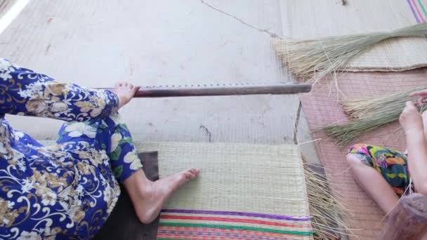 Haciendo Una Estera Junco Tradicional Suelo Pueblo Cai Chanh Can — Vídeo de stock