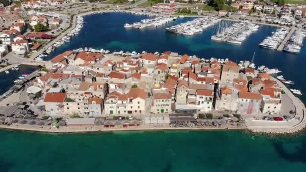 Luchtmacht Tribunj Oude Stad Eiland Achterwaartse Kanteling Ontdekken Stad — Stockvideo