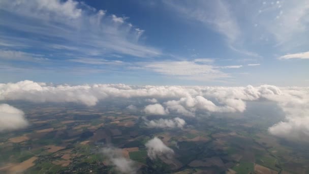 Voo Lento Com Avião Através Das Nuvens Terra Plana Fazenda — Vídeo de Stock