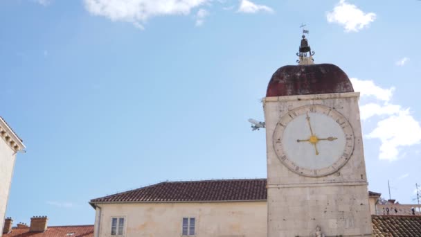 Trogir City Loggia Clock Passing Plane Slow Motion — Stock Video