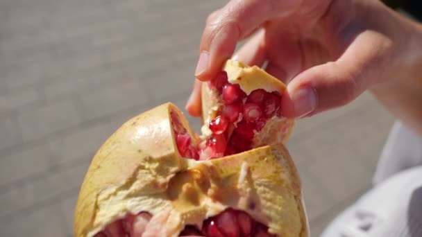 Hand Auf Granatapfel Auf Der Straße Zeitlupe — Stockvideo