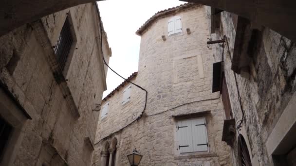 Old Narrow Trogir Street Slow Motion — Vídeos de Stock