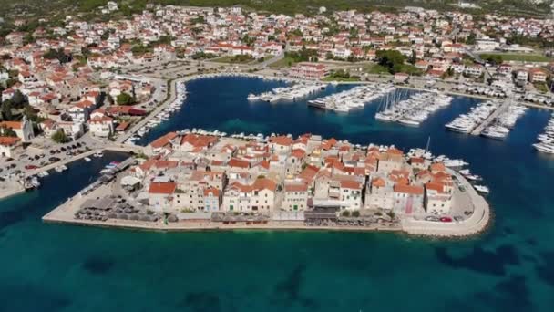 Aerial Tribunj Ciudad Hacia Adelante Inclinar Hacia Abajo Isla Ciudad — Vídeos de Stock