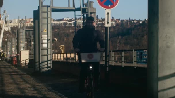 Joven Monta Una Bicicleta Compartida Largo Del Terraplén — Vídeos de Stock