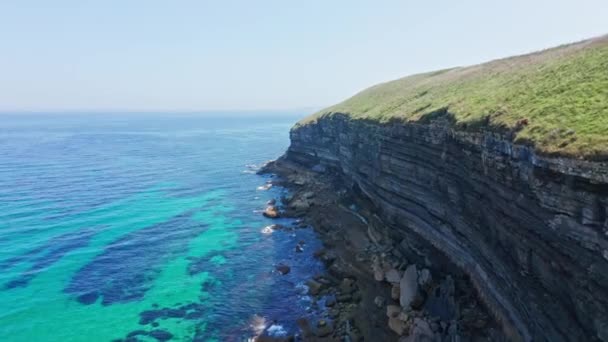 Большие Скалистые Скалы Раскинувшиеся Бирюзовом Берегу Морской Воды Северной Испании — стоковое видео