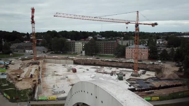 Drönare Skott Byggandet Tartu Universitets Delta Centre Flygning Över Bron — Stockvideo