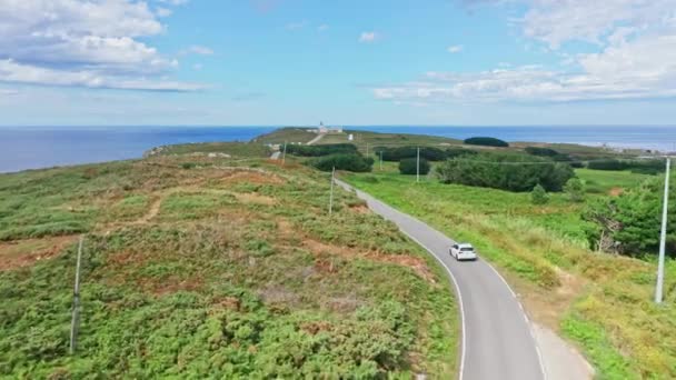 Carro Único Dirigindo Uma Estrada Costeira Solitária Cabo Com Céu — Vídeo de Stock