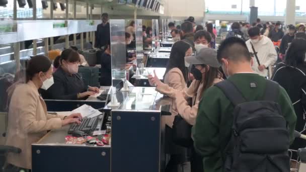 Passengers Seen Check Counter Airline Chek Lap Kok International Airport — Vídeo de Stock