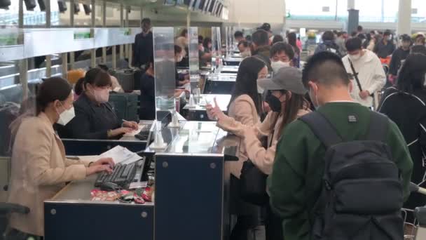 Passagiere Check Schalter Der Fluggesellschaft Auf Dem Chek Lap Kok — Stockvideo