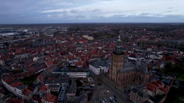 荷兰Zutphen的一座风景如画的塔城 与Walburgiskerk主教座堂在夜间蓝色的时候 中心广场周围有中世纪的屋顶 空中上升城市景观揭示 — 图库视频影像