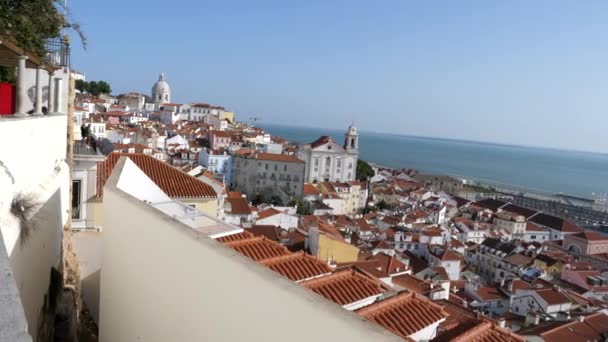 ポルトガルのリスボンにあるIgreja Santo EstevaoとIgreja Santa Engresiaのパノラマビュー ワイド パンニング — ストック動画