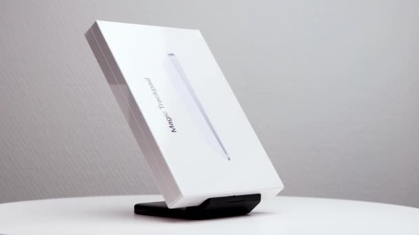 Sideways Shiny White Package Box Mac Magic Trackpad Display Stand — 비디오