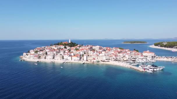 Primosten Dalmacia Croacia Vista Aérea Península Casco Antiguo Puerto Playa — Vídeos de Stock