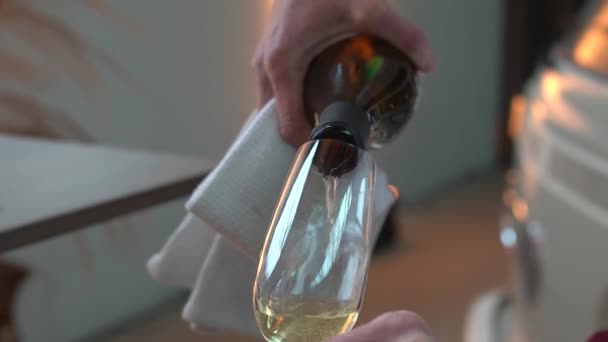 Close Champagner Glass Being Filled White Wine — Vídeo de Stock