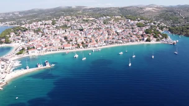 Primosten ダルマチア クロアチア 空中ドローンヨット ボート ビーチ 村の眺め — ストック動画