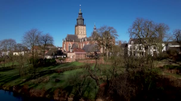 Slow Ascending Aerial Movement Revealing City Gardens Surrounding Medieval Walburgiskerk — Stockvideo