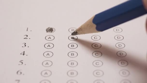 Personne Avec Crayon Remplissant Test Choix Multiples Temps Écoulé — Video