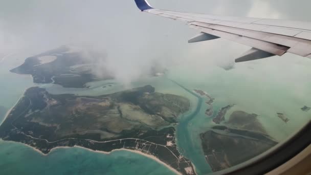 Asa Avião Voando Acima Ilha Nublada Turks Caicos Caribe — Vídeo de Stock