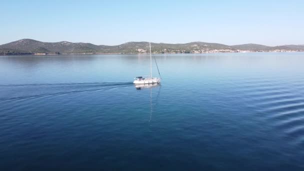 Veleiro Flutua Longo Costa Biograd Moru Tkon Dalmácia Croácia Vista — Vídeo de Stock