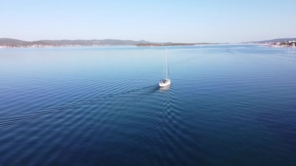 ボートはクロアチアのダルマチア Biograd Moruの海岸に沿って浮かぶ Airial Drone View — ストック動画