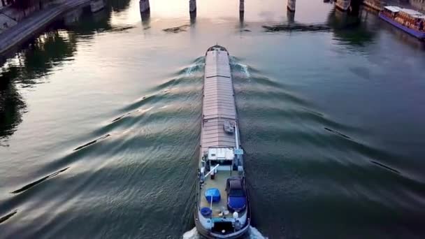 Buque Carga Flotando Tranquilo Río Sena Mañana Dirigiéndose Pont Des — Vídeos de Stock