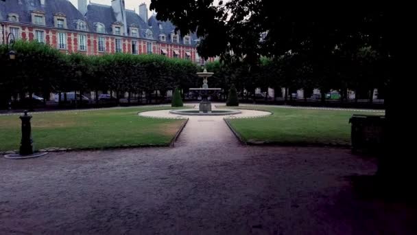 Létající Dron Pěšině Stoupající Přes Stromy Place Des Vosges Ukázat — Stock video