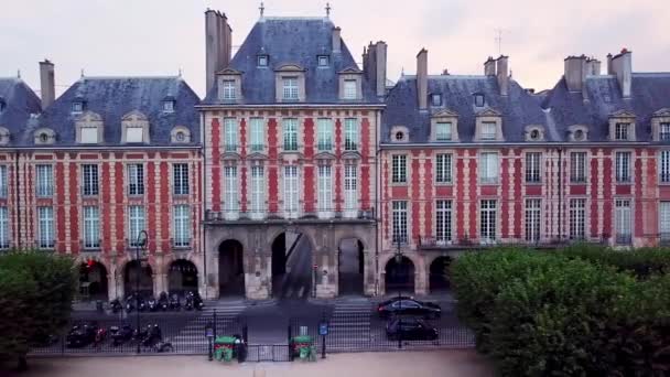 Панорама Дрона Літає Разом Історичними Будинками Площі Вогес Париж Франція — стокове відео