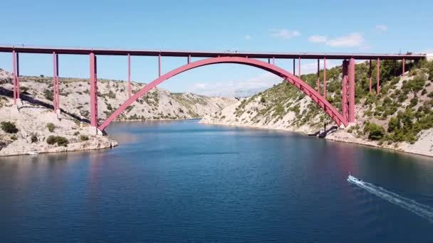 Масленичный Мост Задаре Хорватия Воздушный Беспилотник Наблюдает Лодкой Лежащей Арочным — стоковое видео