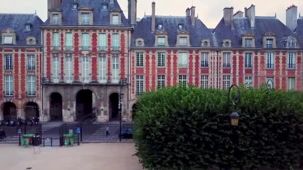 Stadsbuss Kör Väg Runt Pavillon Reine Place Des Vosges Paris — Stockvideo