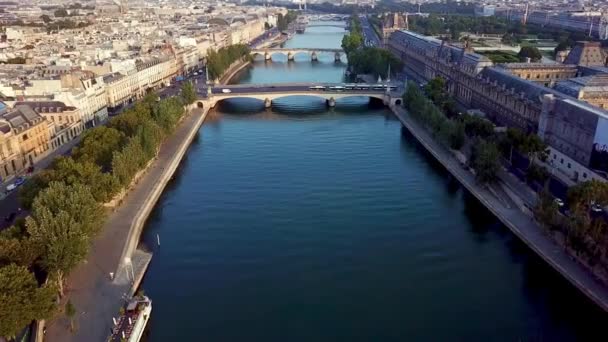 Paris Köprülerinin Seine Nehri Üzerindeki Hava Manzarası Kamera Pont Des — Stok video