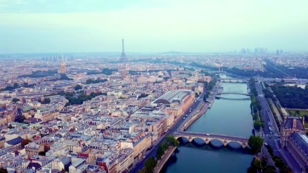 Amplia Vista Panorámica Ciudad París Drone Siguiendo Río Sena Bonita — Vídeos de Stock